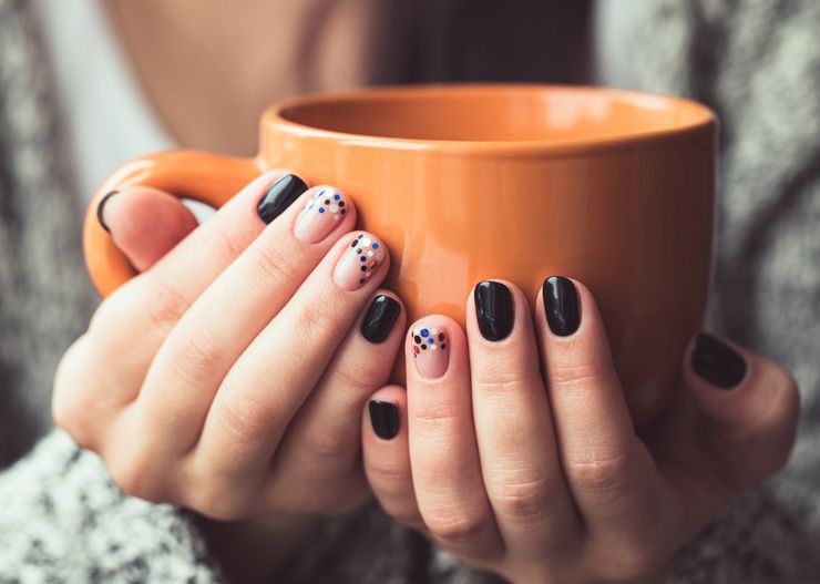 Modne paznokcie na jesień 2023. Sześć najlepszych pomysłów na jesienny manicure w tym sezonie