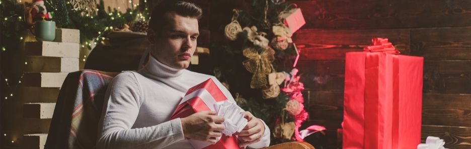 Męskie stylizacje na święta 2020. Jak się powinien ubrać na wigilię elegancki mężczyzna?
