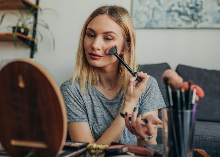 Wyparł styl „‬clean girl”. Makijaż na „‬mob wife” podbija internetowe trendy. Będzie hitem w 2024 roku