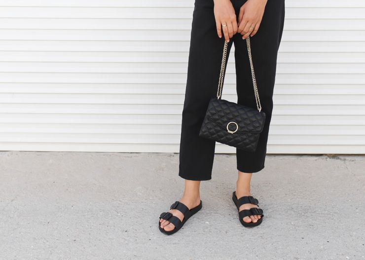 Jak nosić klapki Birkenstock? Stylizacje na lato 2024, w których będziesz chciała chodzić non stop