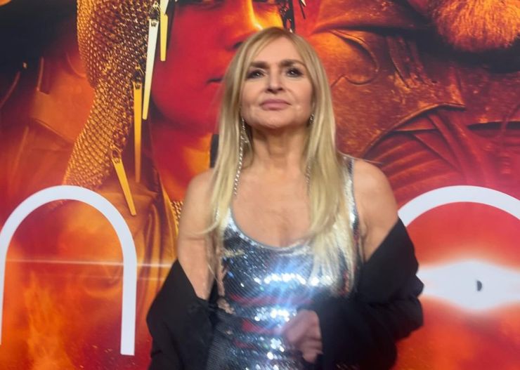 Znana 67-latka „przekonuje”, że rurki są już niemodne. Pokazała się w takich jeansach