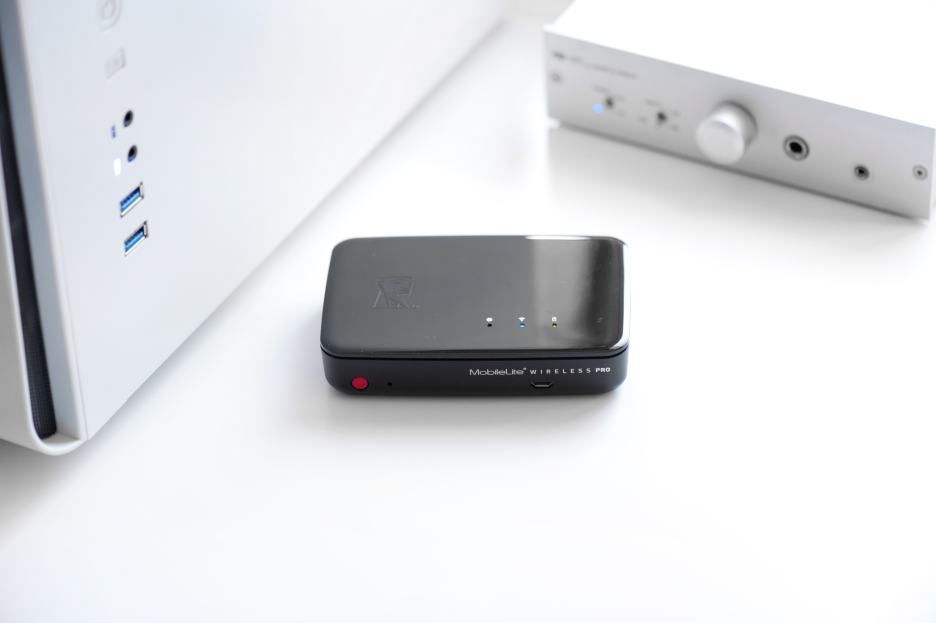 Kingston MobileLite Pro - na biurku