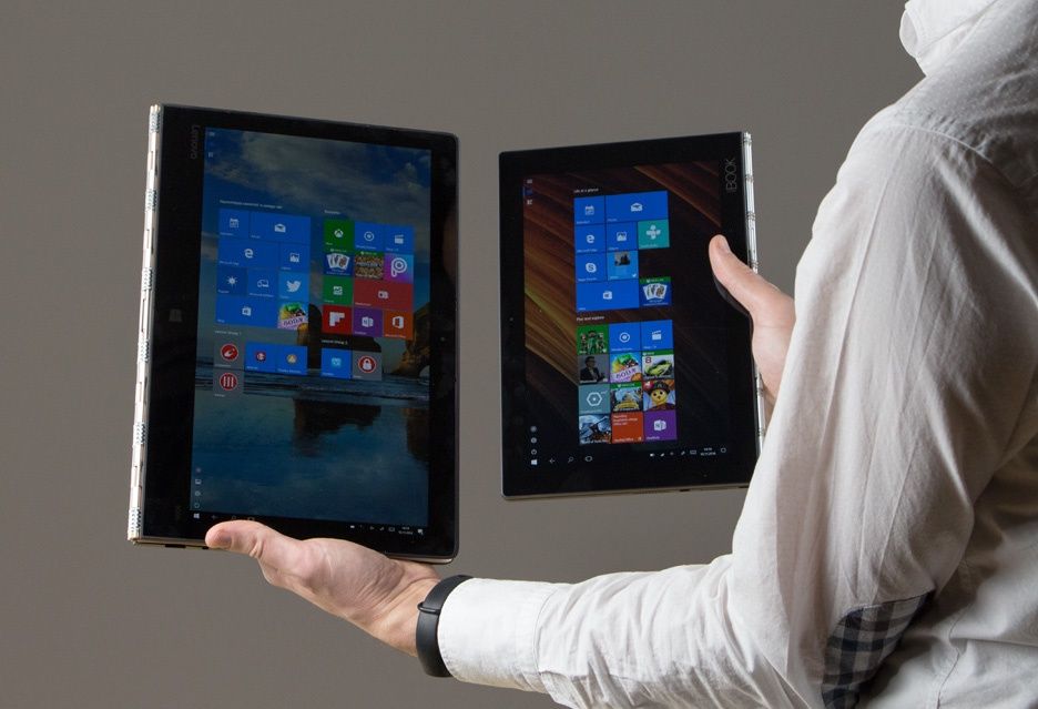Lenovo Yoga Book i Lenovo Yoga 900s w ręce