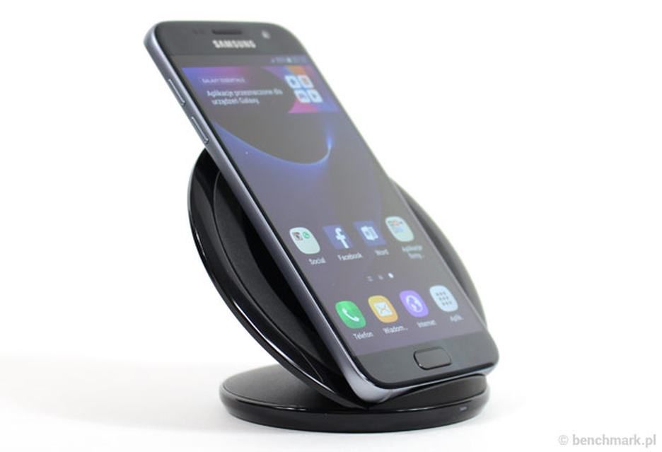 Ładowarka Samsung Wireless Charger Stand dla Galaxy S7 ze smartfonem