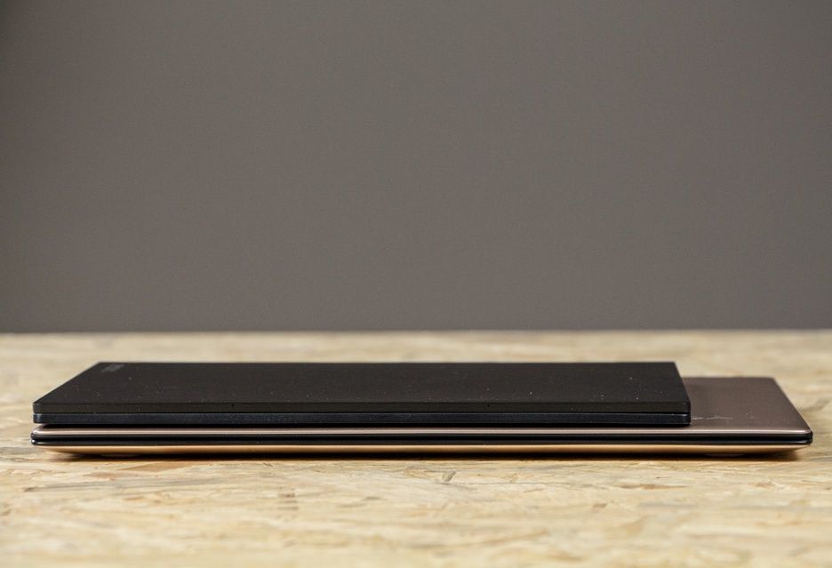 Lenovo Yoga Book i Lenovo Yoga 900s zamknięte