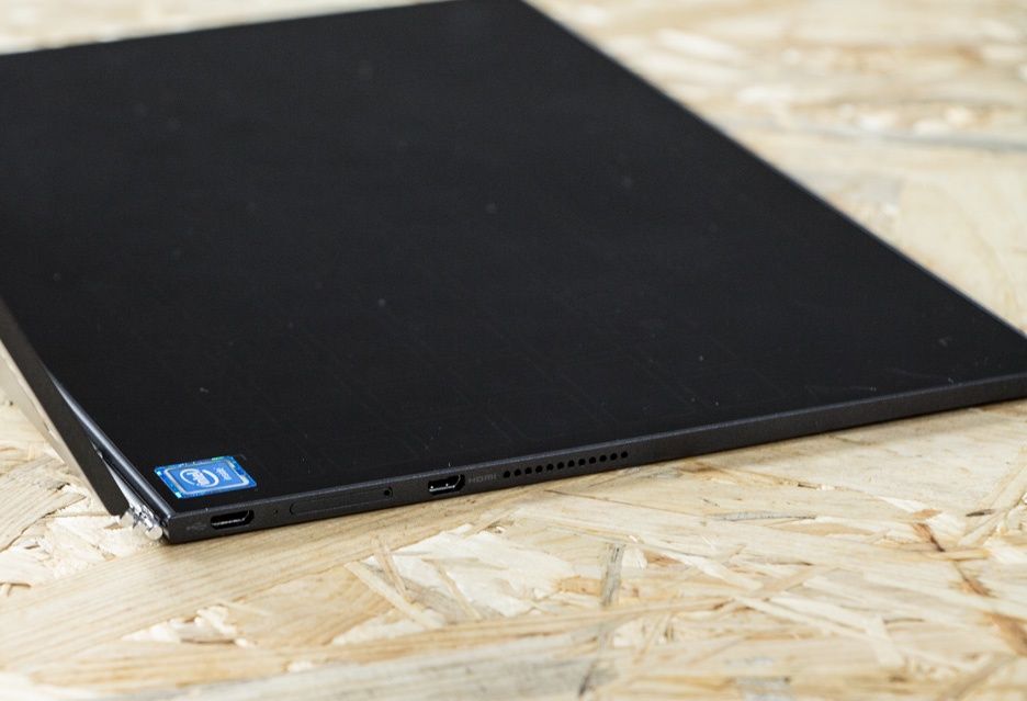 Lenovo Yoga Book lewy bok