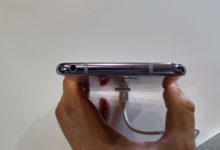 LG V30 - gniazdo słuchawkowe