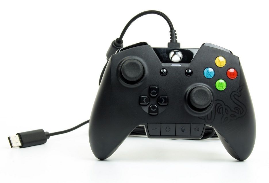 Razer Wildcat - gamepad z podłączonym kablem USB