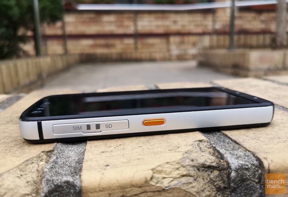 CAT S61 widok przycisk pomarańczowy