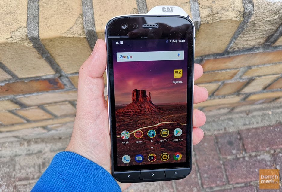 CAT S61 ekran dłoń z góry