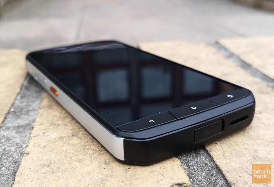 CAT S61 ekran port USB