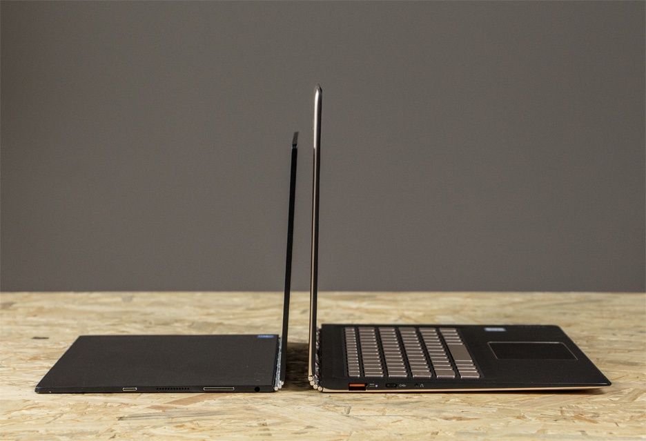 Lenovo Yoga Book i Lenovo Yoga 900s z boku