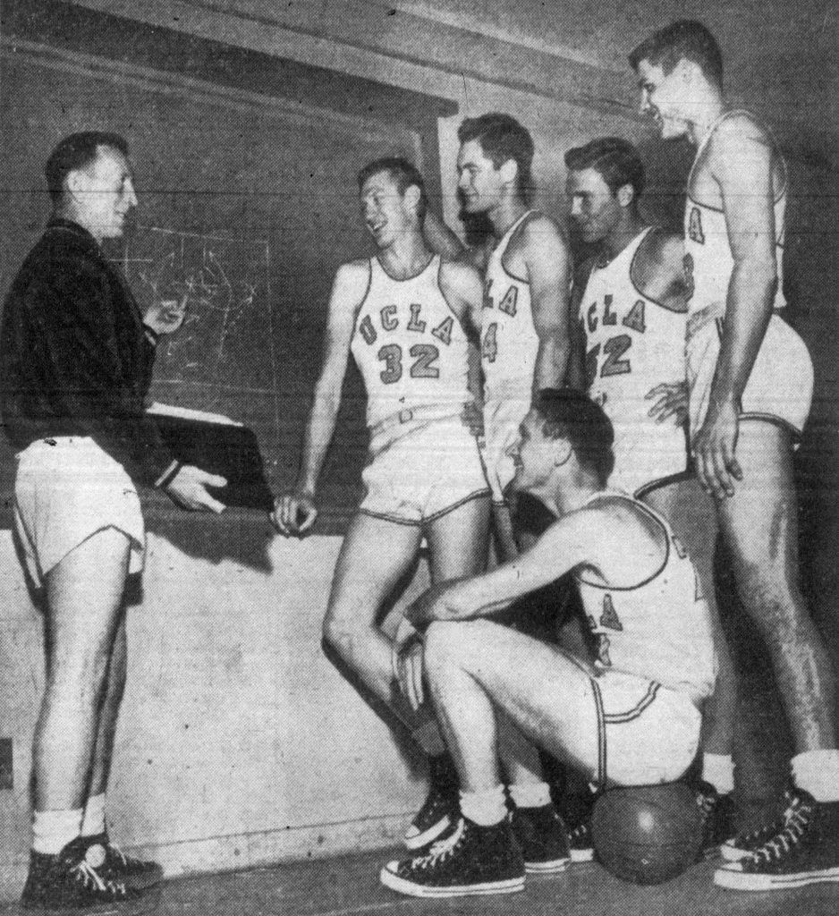 Trener męskiej drużyny koszykarskiej UCLA Bruins John Wooden (na samym końcu po lewej) z zawodnikami (od lewej do prawej) Carlem Kraushaarem, Alanem Sawyerem, Jerrym Normanem, George’em Stanichem i Artem Alperem fot. domena publiczna