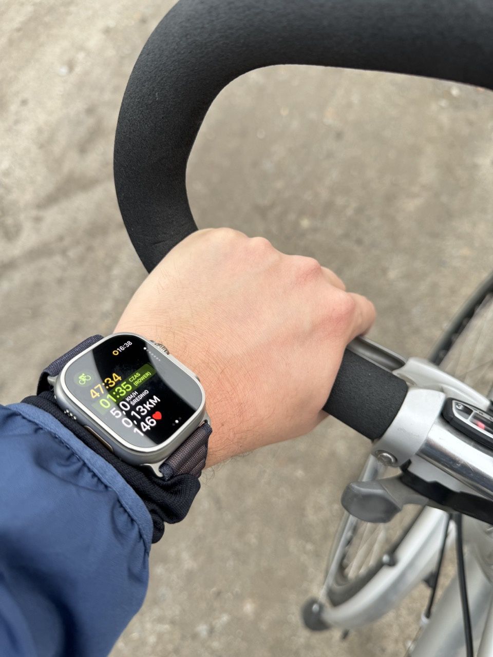 Apple Watch ultra 2 na rowerze