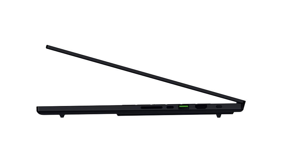 Razer Blade 16 - widok z boku