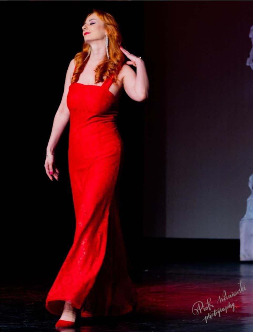 Modelka w stroju zaprojektowanym przez Jarka Kamińskiego