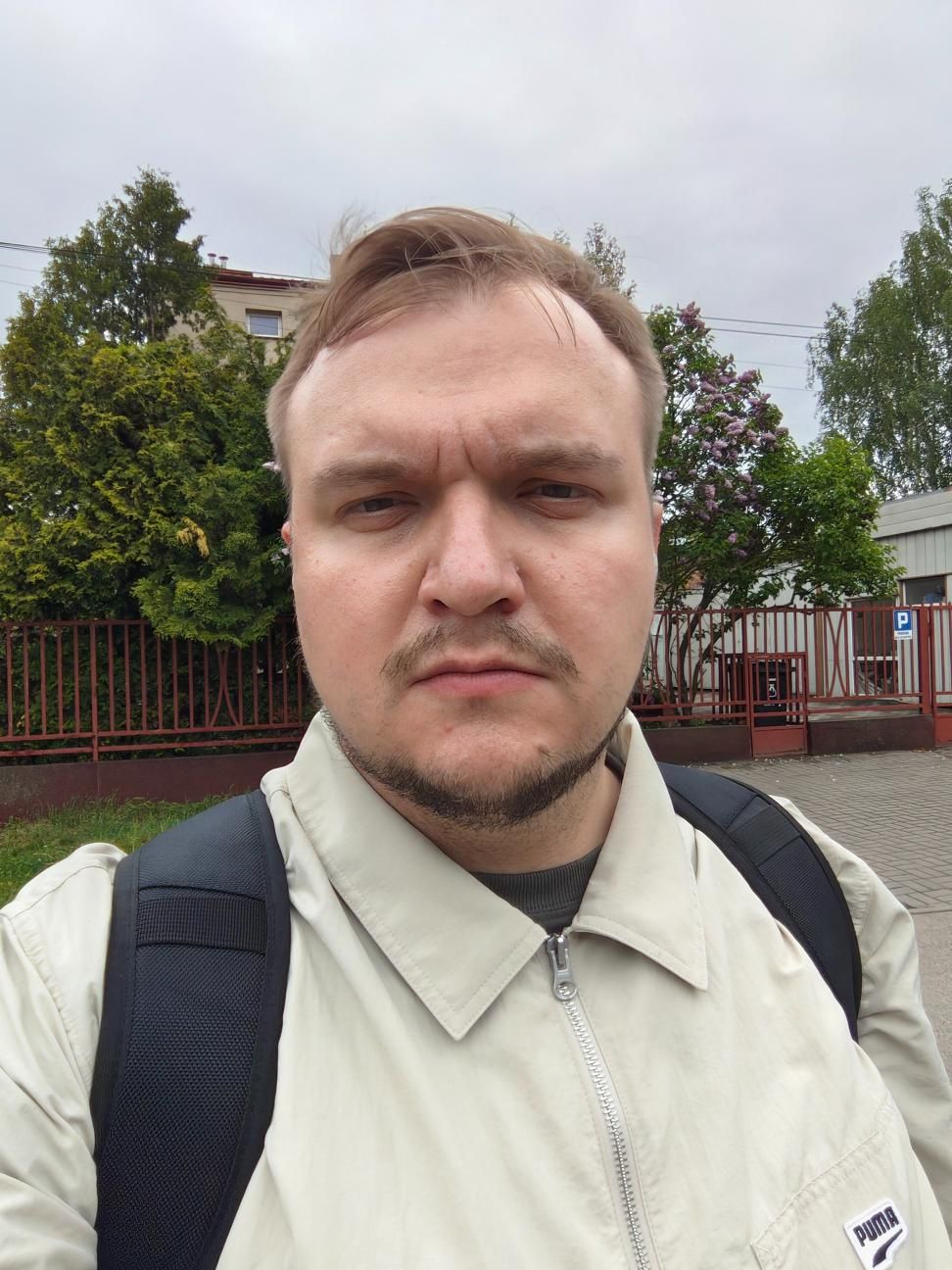Zdjęcia z aparatów w ekranach motoroli razr fold