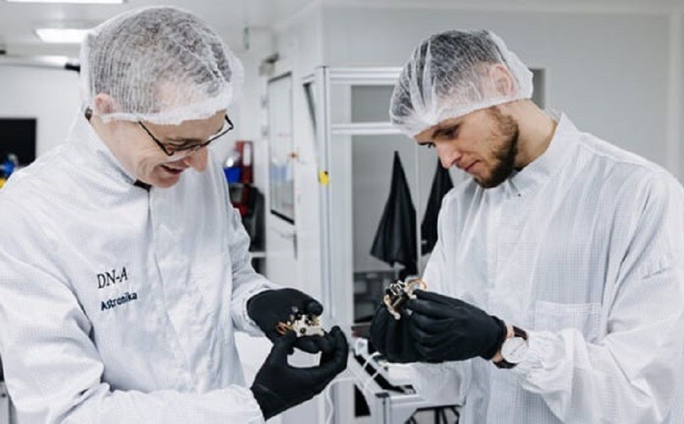 Inżynierowie Astronika pracujący nad skoczkiem kosmicznym